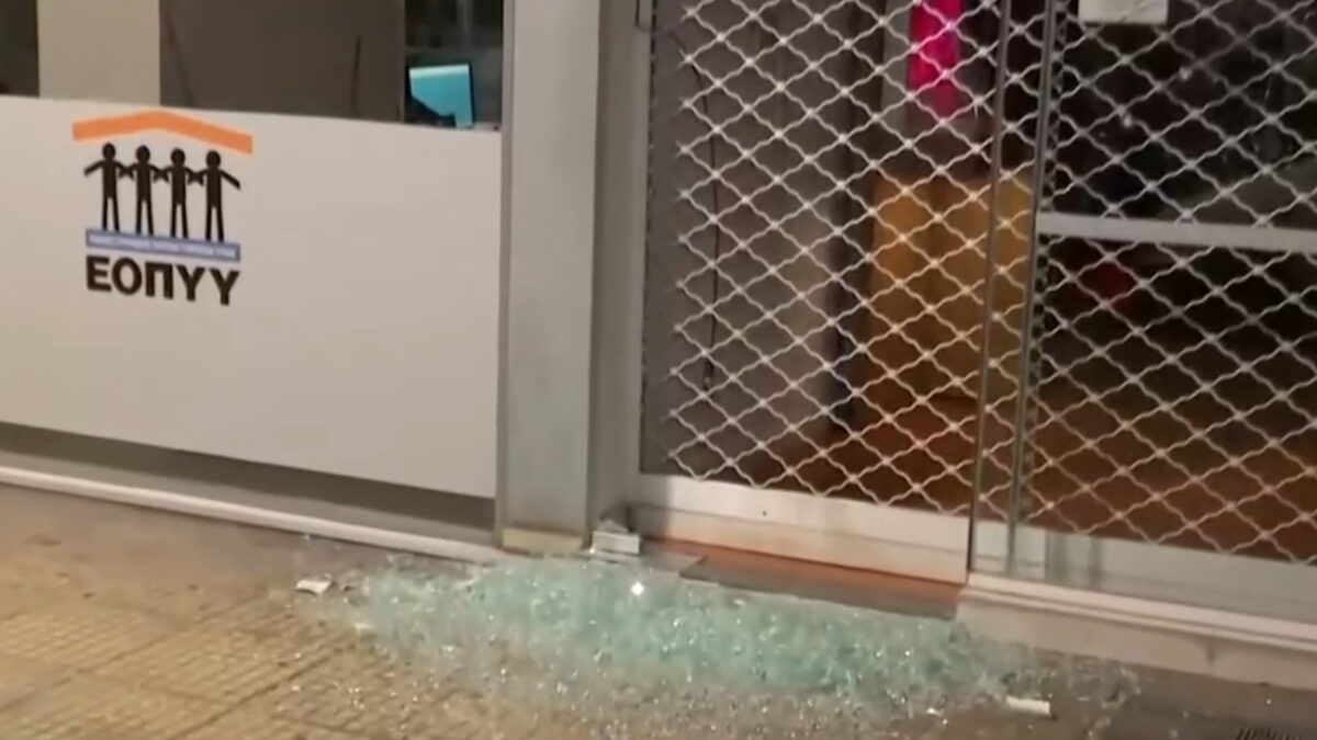 Σπασμένη τζαμαρία καταστήματος στο Κουκάκι