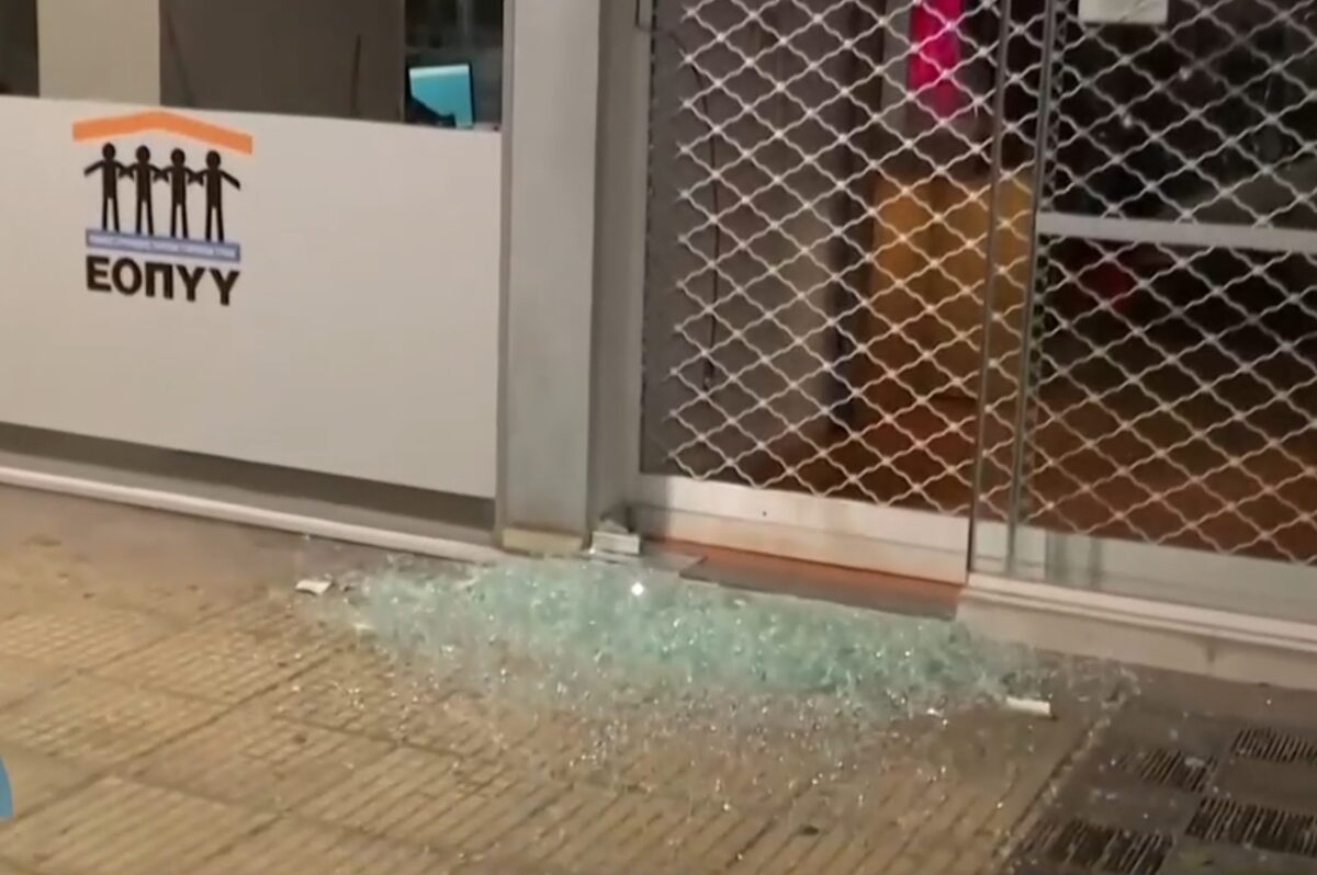 Σπασμένη τζαμαρία καταστήματος στο Κουκάκι