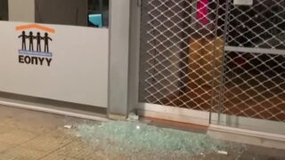 Σπασμένη τζαμαρία καταστήματος στο Κουκάκι