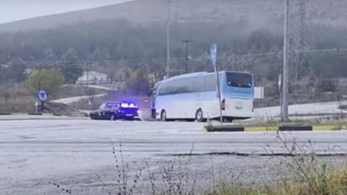 Το ακινητοποιημένο λεωφορείο στην Κοζάνη