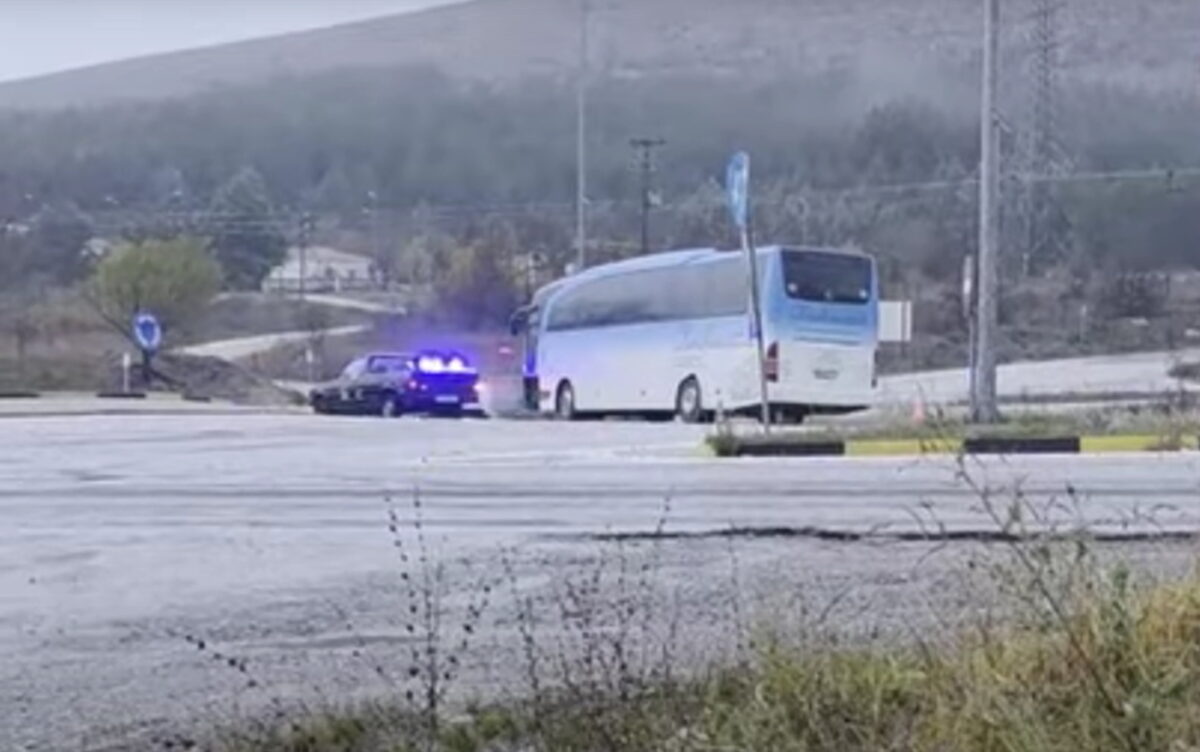 Το ακινητοποιημένο λεωφορείο στην Κοζάνη