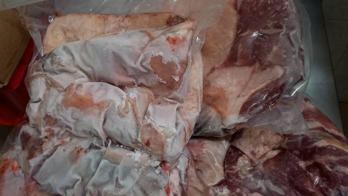 Περιφέρεια Αττικής: Χαλασμένα μπιφτέκια, κρέατα και βρώμικους πάγκους έδειξαν έλεγχοι – Κατασχέθηκαν 12 τόνοι ακατάλληλων προϊόντων