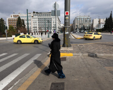 γυναίκα με παλτό