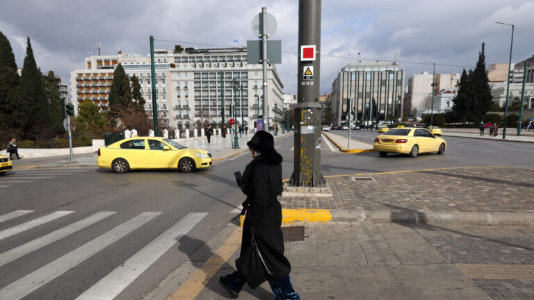 γυναίκα με παλτό