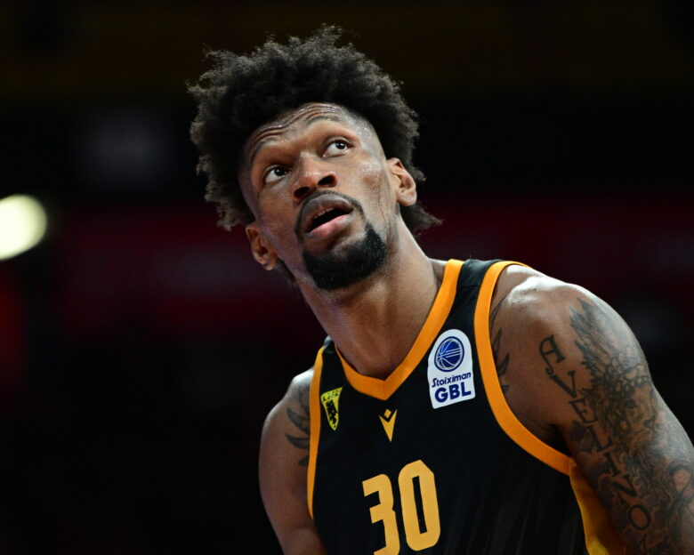 Κρις Σίλβα: Μακάμπι, Μπαρτσελόνα και Φενέρμπαχτσε εξετάζουν τον σέντερ της ΑΕΚ