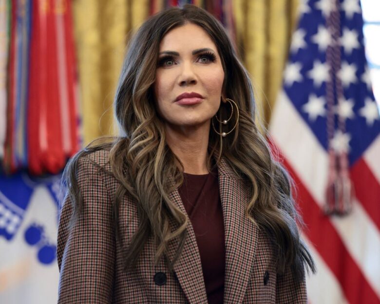 Η Κρίστι Νόεμ ζητά ταξιδιωτική απαγόρευση σε χώρες που «γεμίζουν τις ΗΠΑ με δολοφόνους και βδέλλες»