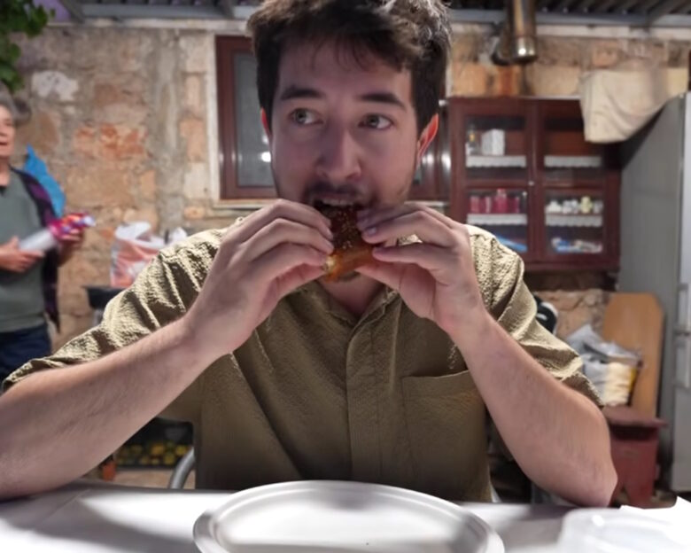 Κρήτη: Καναδός youtuber και vlogger πήγε σε ρακοκάζανο στα Χανιά δοκίμασε αντικρυστό και ξετρελάθηκε