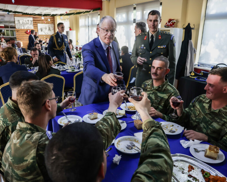 Ο Κωνσταντίνος Τασούλας γευμάτισε με Εύζωνες με αφορμή την 157η επέτειο ίδρυσης της Προεδρικής Φρουράς