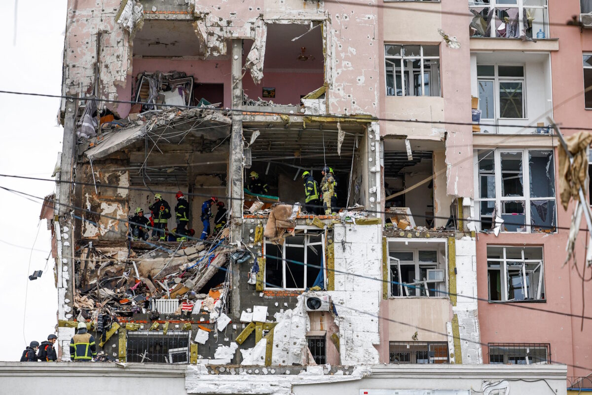 Κατεστραμμένη πρόσοψη κτιρίου από πλήγμα ρωσικού drone