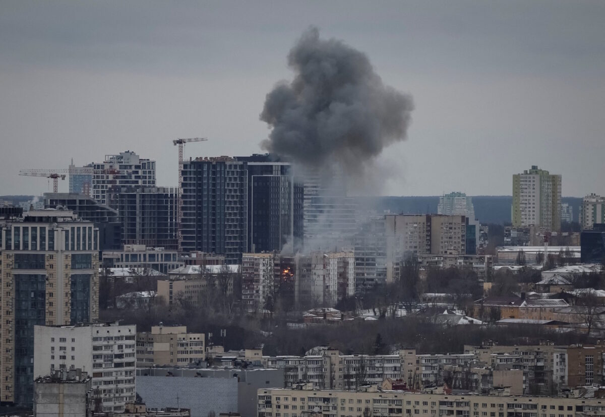 Καπνός από τις εκρήξεις και τις ρωσικές επιδρομές στο Κίεβο