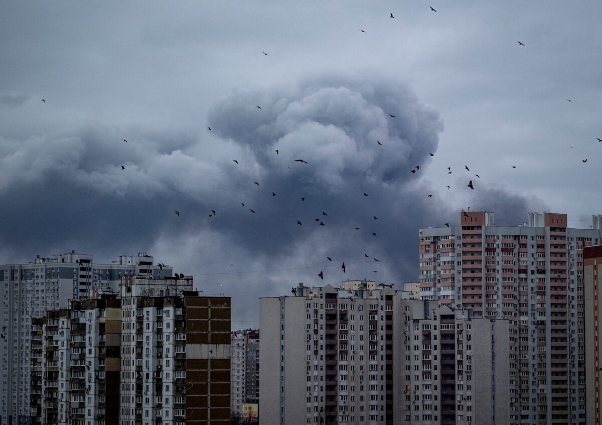 Καπνός από τις εκρήξεις και τις ρωσικές επιδρομές στο Κίεβο