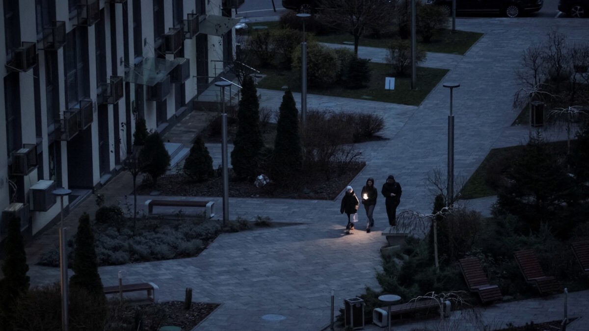 Ουκρανοί με φακούς στους δρόμους του Κιέβου