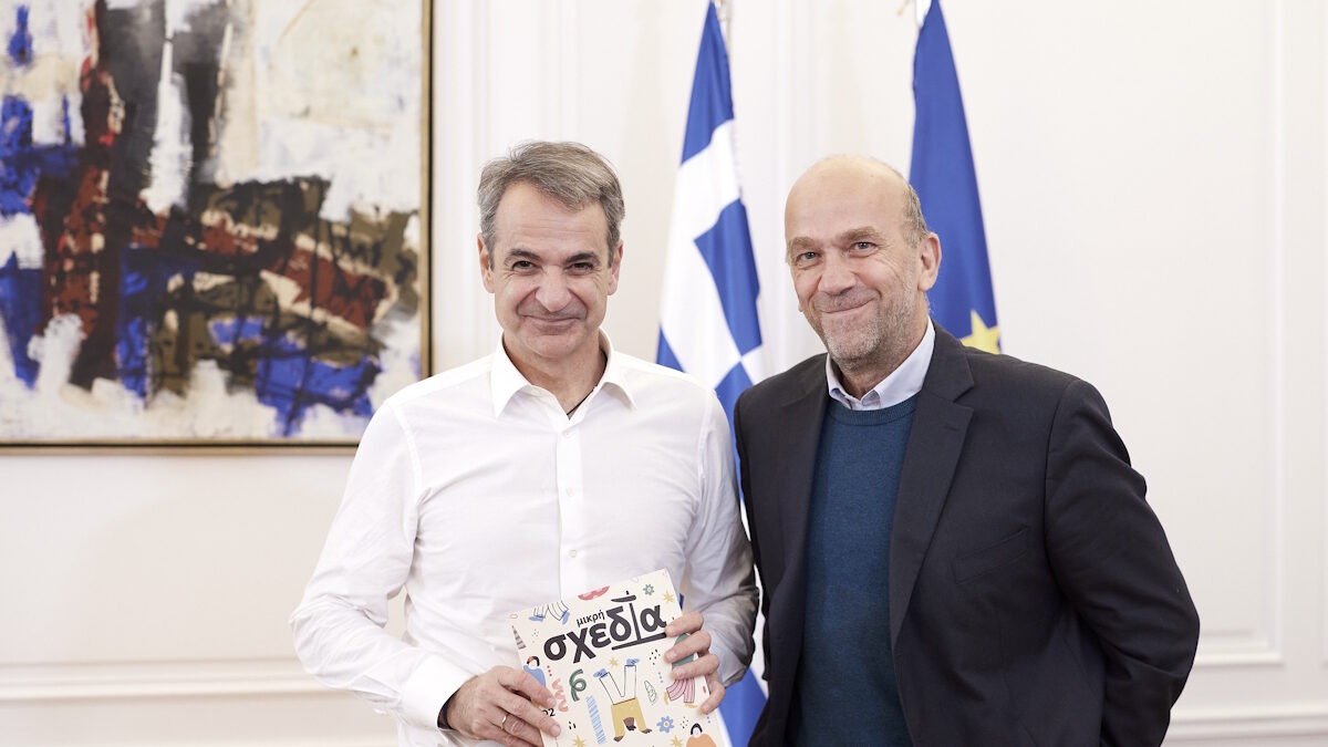 Ο πρωθυπουργός, Κυριάκος Μητσοτάκης με τον Χρήστο Αλεφάντη, ιδρυτή του περιοδικού δρόμου «Σχεδία»