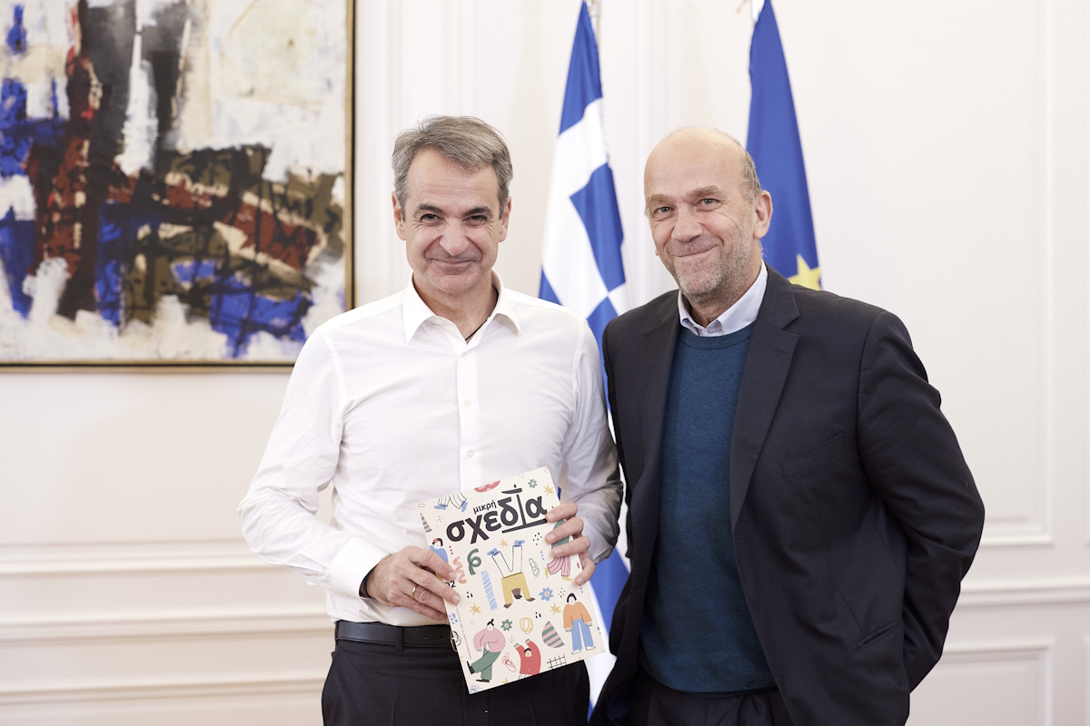 Ο πρωθυπουργός, Κυριάκος Μητσοτάκης με τον Χρήστο Αλεφάντη, ιδρυτή του περιοδικού δρόμου «Σχεδία»