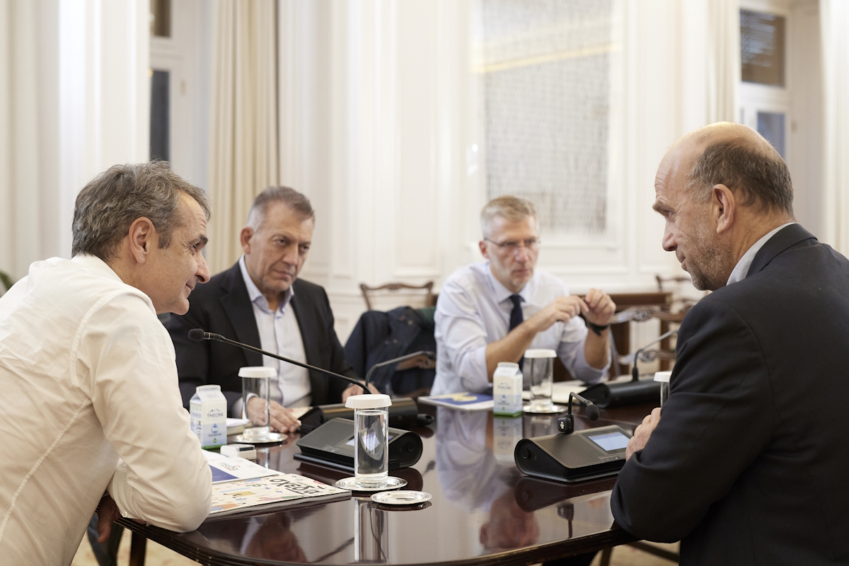 Ο πρωθυπουργός, Κυριάκος Μητσοτάκης με τον Χρήστο Αλεφάντη, ιδρυτή του περιοδικού δρόμου «Σχεδία»