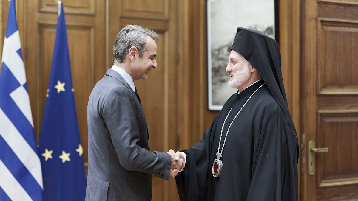 Ο πρωθυπουργός, Κυριάκος Μητσοτάκης υποδέχεται στο Μέγαρο Μαξίμου τον αρχιεπίσκοπο Αμερικής, Ελπιδοφόρο