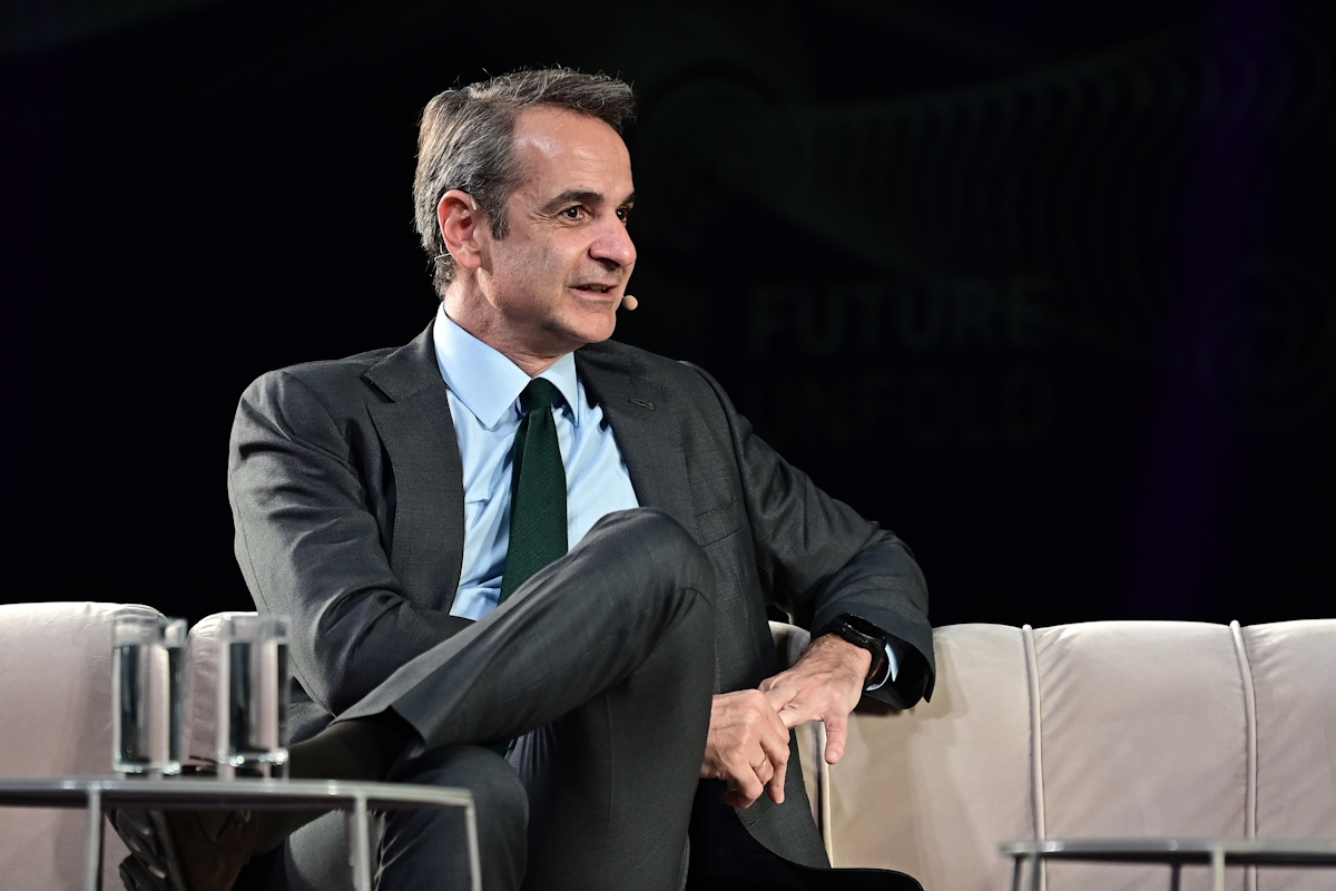 Ο πρωθυπουργός, Κυριάκος Μητσοτάκης συμμετέχει σε συζήτηση με τον πρόεδρο της Grant Thornton Consulting, Νικόλαο Καραμούζη και τον διευθύνοντα σύμβουλό της, Βασίλη Καζά στο πλαίσιο του συνεδρίου «Future Unfold - Framing the Future of Technology»