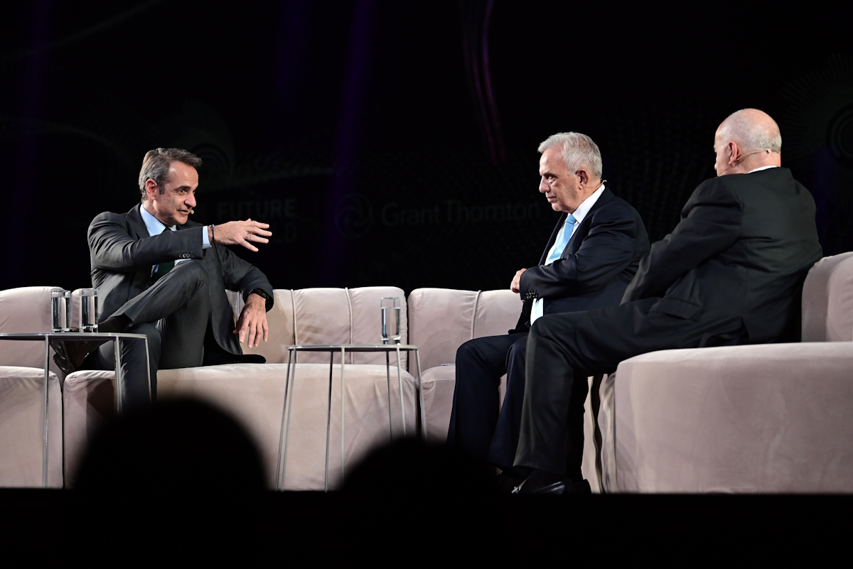 Ο Κυριάκος Μητσοτάκης με τον πρόεδρο της Grant Thornton Consulting, Νικόλαο Καραμούζη και τον διευθύνοντα σύμβουλο της εταιρείας, Βασίλη Καζά στο συνέδριο «Future Unfold - Framing the Future of Technology»