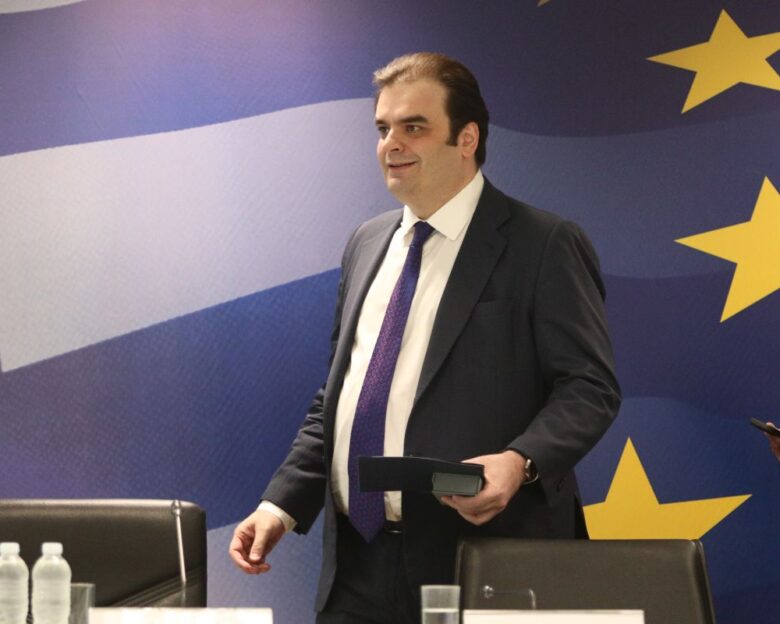 Με…15 γκολ από τα αποδυτήρια κέρδισε ο Πιερρακάκης την προεδρία του Eurogroup  ένα ενδιαφέρον παρασκήνιο για την στάμνα του Σόιμπλε  το κοντράστ του Eurogroup με την «φραπε-άδα»  α, όλα κι όλα, πιο καινούρια η Porsche του υιού «φραπέ» από του ζεύγους Σεμερτζίδου  άρχισε ο διάλογος με τους αγρότες αλλά μετ’ εμποδίων  ο Τσίπρας στηρίζει τα μπλόκα με στατιστικά στοιχεία