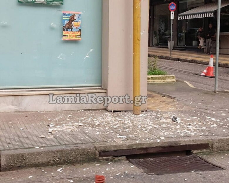 Λαμία: Σοβάδες έπεσαν στο κεφάλι άνδρα που περπατούσε στο πεζοδρόμιο – Ελαφρά τραυματίας στο νοσοκομείο