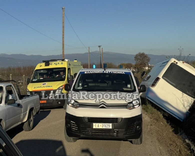 Σχολικό λεωφορείο έπεσε σε χαντάκι στη Λαμία, δεν υπήρξε τραυματισμός