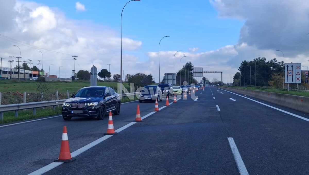 Κρας τεστ η μεγάλη έξοδος για τα Χριστούγεννα  σε μερική ανακωχή τα μπλόκα;  καμία γέφυρα επικοινωνίας κυβέρνησης – αγροτών  31-45 εκατομμύρια το ημερήσιο κόστος των μπλόκων σε επαγγελματικές ομάδες που πλήττονται  πολιτικοί αρχηγοί ψηφίζουν Αθήνα για τα Χριστούγεννα  ποια θέλει ο Τσίπρας μαζί του, ποιος τον προβληματίζει