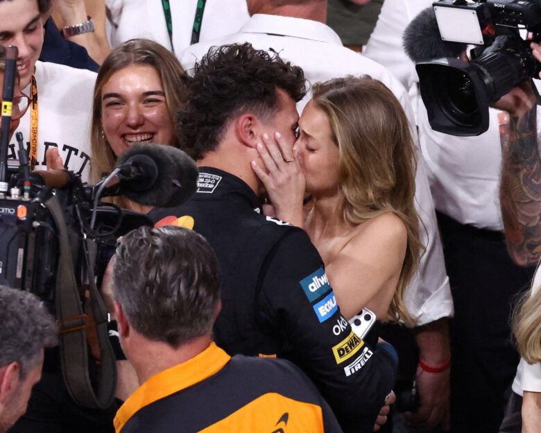 Λάντο Νόρις: Το «τρυφερό» φιλί στην καλλονή σύντροφό του μόλις κατέκτησε την κορυφή