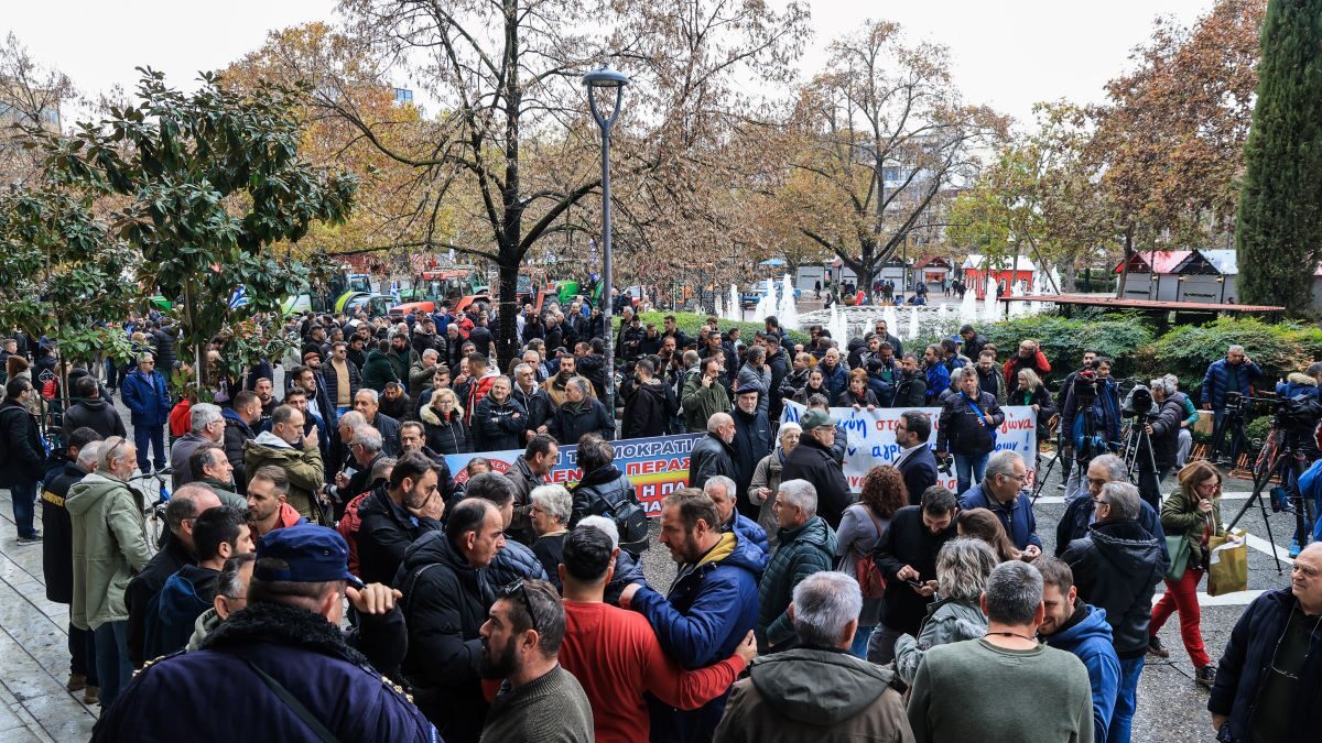 Αγρότες έξω από τα δικαστήρια στη Λάρισα