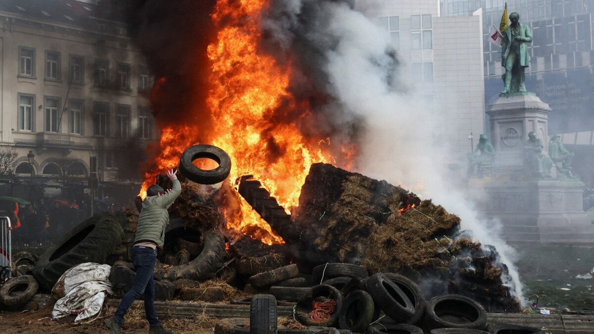 Αγρότες καίνε λάστιχα εξω από το Ευροκοινοβούλιο στις Βρυξέλλες