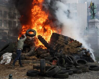 Αγρότες καίνε λάστιχα εξω από το Ευροκοινοβούλιο στις Βρυξέλλες