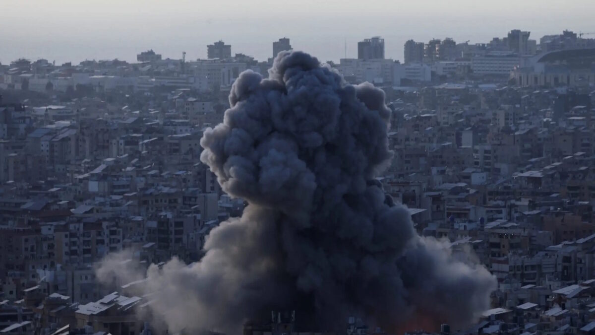 Καπνός από εκρήξεις και επιθέσεις του Ισραήλ στον Λίβανο