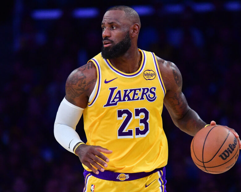 Ο Λεμπρόν Τζέιμς έσωσε την τελευταία στιγμή το ρεκόρ 18 σερί χρόνων με διψήφιο αριθμό πόντων