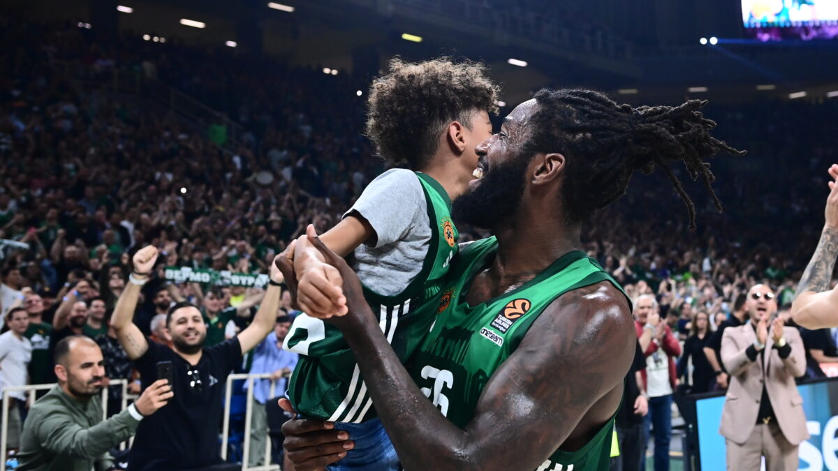 Ο Ματίας Λεσόρ με τον γιο του σε αγώνα του Παναθηναϊκού  (ΓΙΩΡΓΟΣ ΜΑΤΘΑΙΟΣ