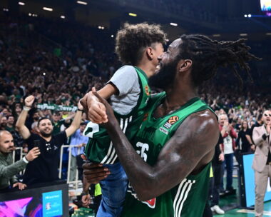 Ο Ματίας Λεσόρ με τον γιο του σε αγώνα του Παναθηναϊκού  (ΓΙΩΡΓΟΣ ΜΑΤΘΑΙΟΣ