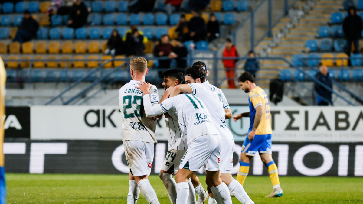 Οι παίκτες του Λεβαδειακού πανηγυρίζουν στην Τρίπολη