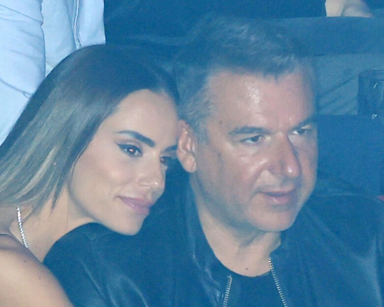 Γιώργος Λιάγκας και Μαρία Αντωνά στον Νίκο Οικονομόπουλο – Εικόνες από το καμαρίνι του τραγουδιστή