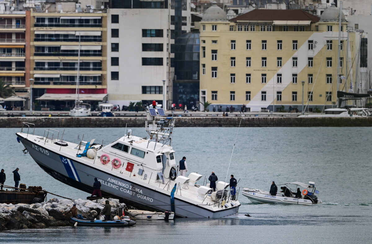 Σκάφος του Λιμενικού Σώματος πάνω σε βράχια στην είσοδο του λιμανιού του Βόλου, Κυριακή 7 Δεκεμβρίου 2025