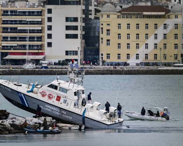 Βόλος: Καταιγίδα, άνεμοι και χαμηλή ορατότητα «έριξαν» στα βράχια το σκάφος του λιμενικού, λέει ο κυβερνήτης
