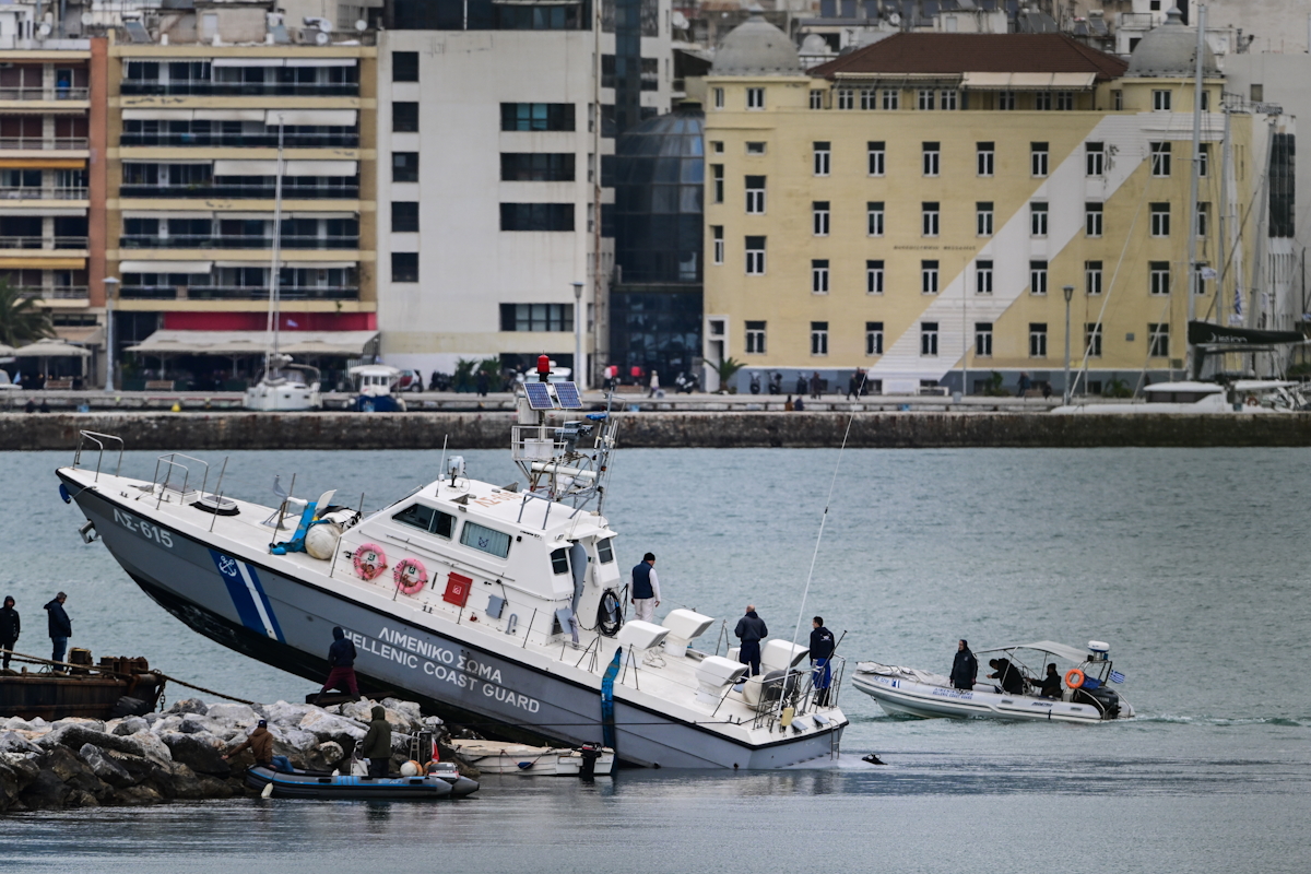 Σκάφος του Λιμενικού Σώματος πάνω σε βράχια στην είσοδο του λιμανιού του Βόλου, Κυριακή 7 Δεκεμβρίου 2025