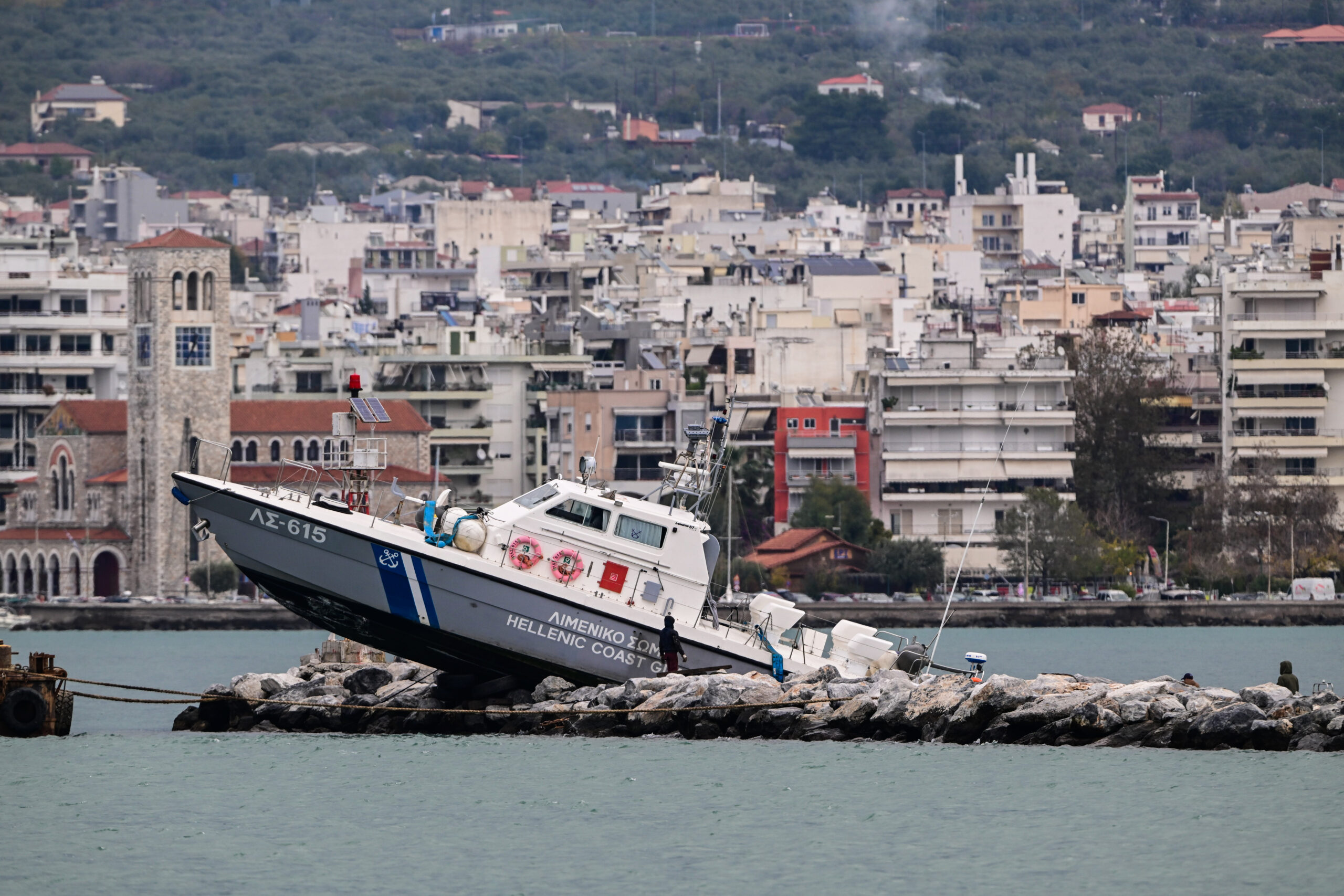 Βόλος: Η σφοδρή κακοκαιρία οδήγησε το σκάφος του Λιμενικού στα βράχια, σύμφωνα με τον κυβερνήτη λιμενικό