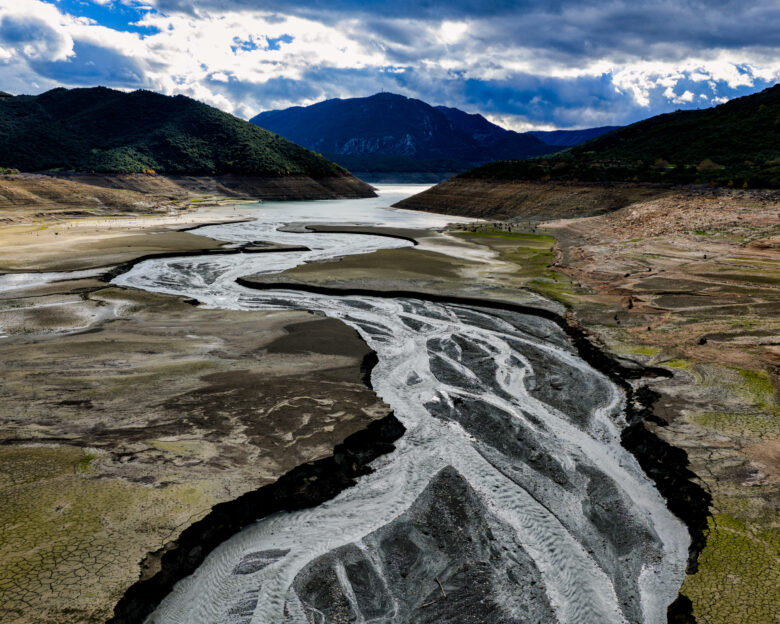 Λίμνη Μόρνου: Νέες αποκαρδιωτικές φωτογραφίες – Παρά τις καταιγίδες παραμένει σε ιστορικά χαμηλά το απόθεμα νερού
