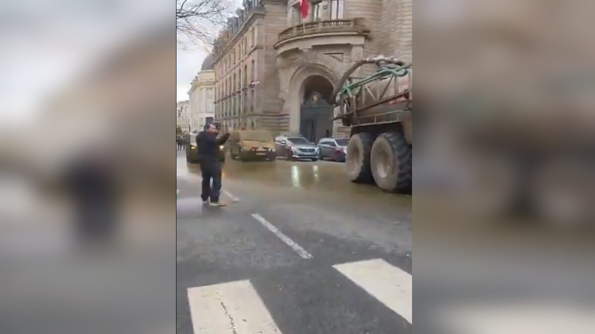 Αγρότες ρίχνουν κοπριά στις αστυνομικές δυνάμεις στο Λιμόζ