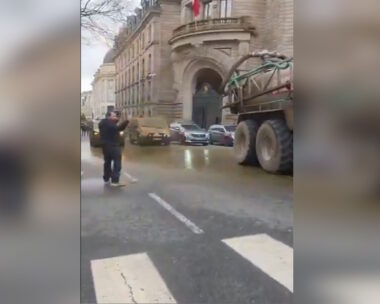 Αγρότες ρίχνουν κοπριά στις αστυνομικές δυνάμεις στο Λιμόζ