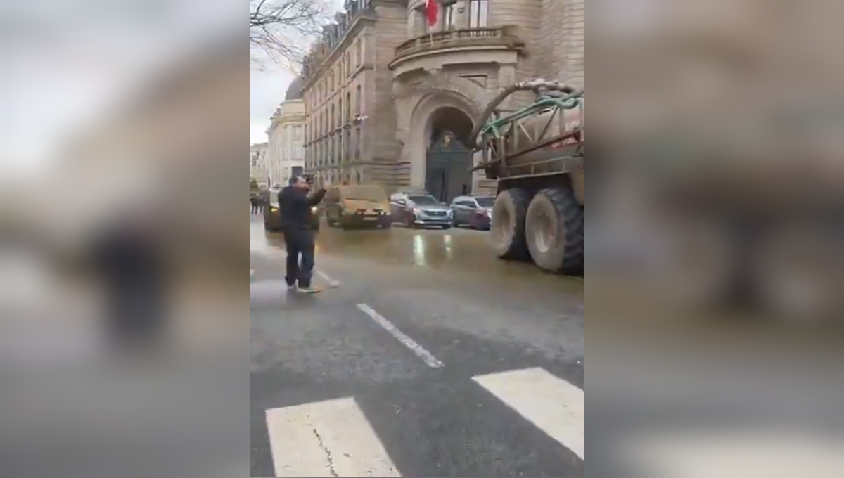 Αγρότες ρίχνουν κοπριά στις αστυνομικές δυνάμεις στο Λιμόζ