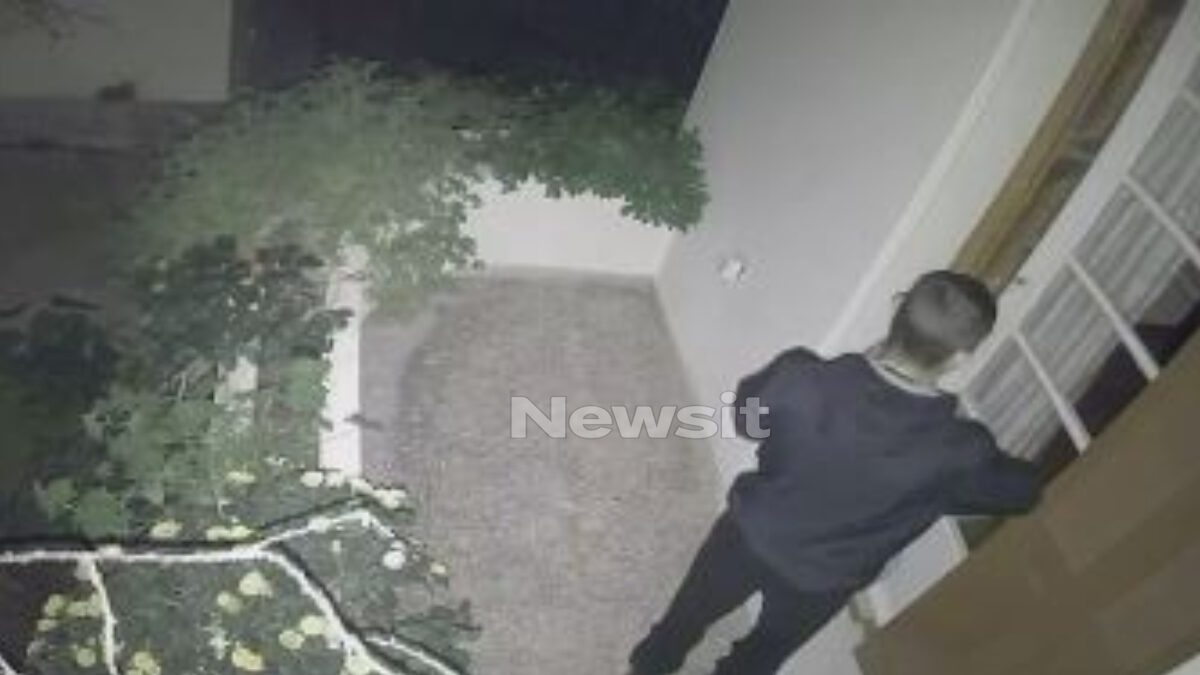 Άνδρας ανοίγει πόρτα