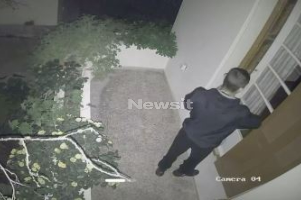 Άνδρας ανοίγει πόρτα