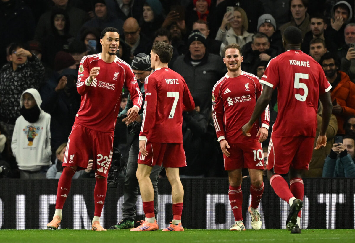 Οι παίκτες της Λίβερπουλ πανηγυρίζουν κόντρα στην Τότεναμ
