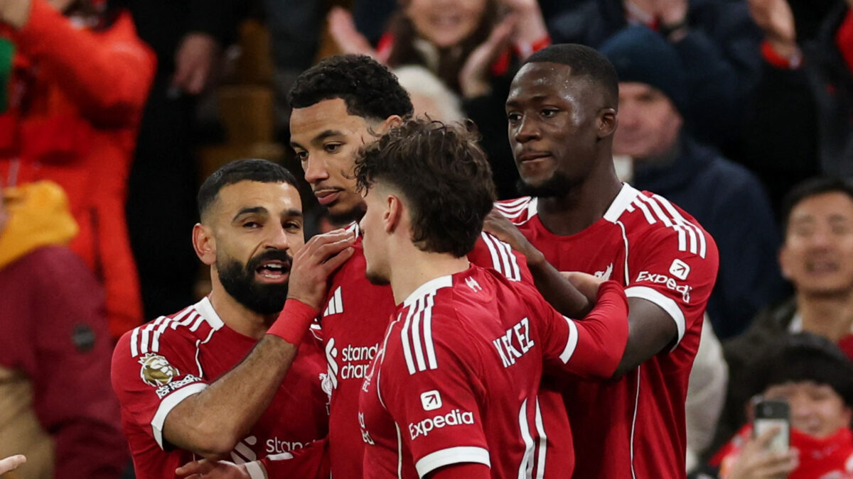 Οι παίκτες της Λίβερπουλ πανηγυρίζουν το δεύτερο γκολ της ομάδας τους