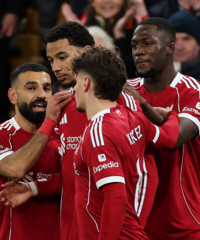 Οι παίκτες της Λίβερπουλ πανηγυρίζουν το δεύτερο γκολ της ομάδας τους