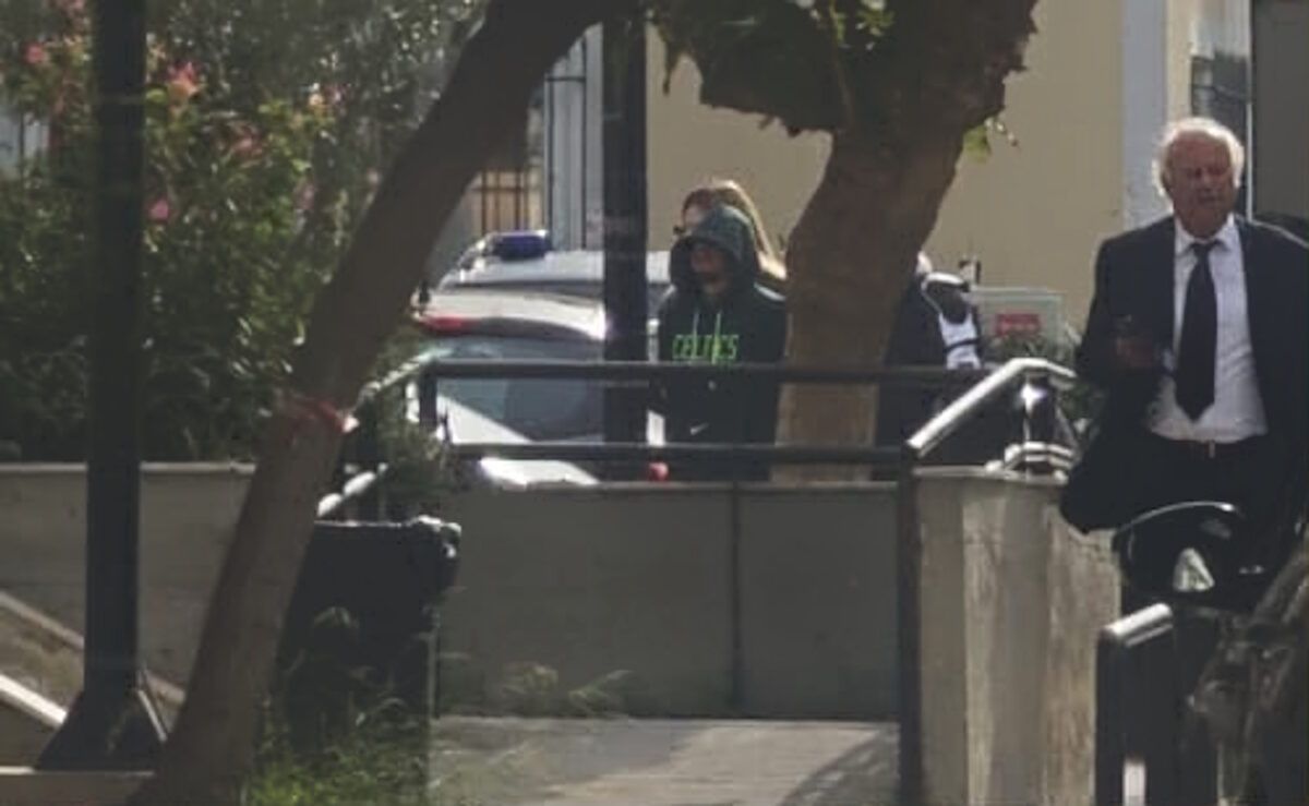 Ο 29χρονος την ώρα που φτάνει στα δικαστήρια